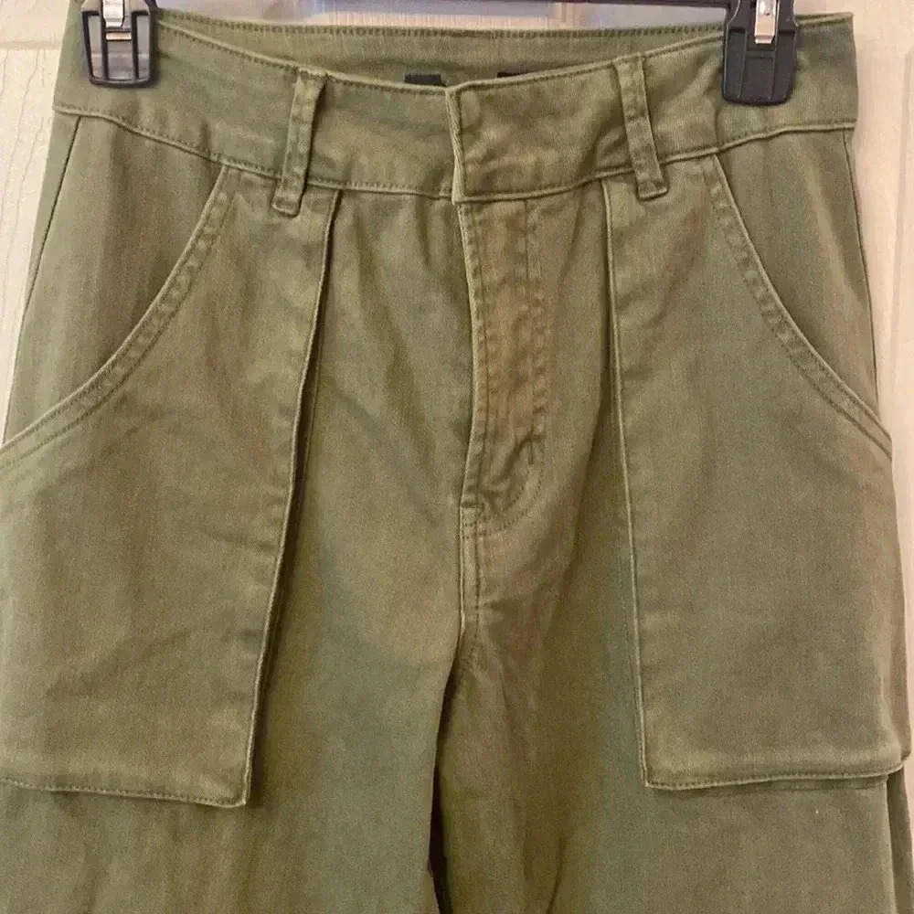 NWOT  flared cargo pants with zippers. Brand unknown. - Picture 2 of 7